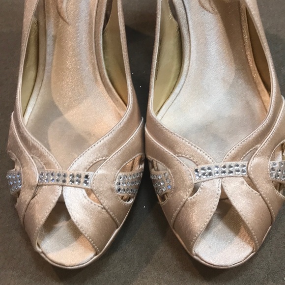 Like New Nina gold satin rhinestone heels - Picture 5 of 8